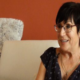 <strong>Janča za přáteli, kteří ji během nemoci nepodpořili, zavřela vrátka přátelství. <strong> <br> Jsou přátelé, kteří se od vás odvrátí. Si myslí, že máte asi prašivinu. Ale já jsem zase takový typ, že když už se jednou odvrátí, a třeba po 5 letech vám řeknou, že by chtěli přijít na návštěvu, tak já už jim ty vrátka neotevřu. U mě už je mají nadosmrti zavřené. Prostě ne. Když už se odvrátí, tak jako ne. To už nejsou přátelé. To už nejsou kamarádi. To už pak mi připadá, že se přijdou podívat, jak žijete, jak vám je, jestli jste taková a taková. Tak to ne, to už ne.