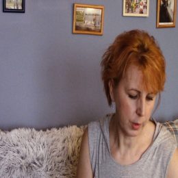 <strong>Nemoc Ivetě vytřídila přátele. Zůstali ti, se kterými může být sama sebou. <strong> <br> Vzťahy to veľmi zmenilo, pretože ono ruka v ruke s tým uvedomením smrti prichádza aj taký pocit, že chcem byť slobodná. A slobodná znamená aj slobodne sa vyjadrovať. Čo nemusí byť príjemné pre tých ostatných, vôbec to nemusí byť pochopené, čiže keď nechcem žiť v klamstve a nechcem sa pretvarovať, automaticky som musela vyselektovať ľudí. Čiže prvá selekcia bola to že odišli ľudia, ktorí ma vyčerpávali, druhá selekcia boli ľudia, ktorí proste majú iné hodnoty ako ja mám teraz. Netvrdím, že zlé, ale proste som inde. A potom tretia selekcia je asi to, že nemám už ten odstup od ľudí, keď chcem tak idem do nejakej komunity nazrieť. Nie som súčasťou žiadnej komunity, ale nemám s tým problém, takže zmenilo mi to všetky vzťahy, všetky.