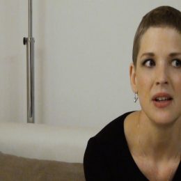 <strong>Manžel Lenku A. podporoval po celou dobu léčby. Věřil, že se uzdraví. <strong> <br> Když se vrátím k tomu, jak to vzala třeba ta rodina, jak to vzal manžel, tak samozřejmě velký šok, ale já třeba mám vedle sebe muže, který je velmi silný, který zvládá stresující situace docela dobře, a on se postavil i tady k tomu dle mého názoru dost dobře, že mi byl po celou dobu takovou jako silnou oporou. Od začátku prohlašoval, že to dobře dopadne, že se vyléčím, že budu zdravá, že tady budu s nimi ještě 20, 50, 80 let. Takže v tom jsem měla štěstí. Samozřejmě manžel to vzal tak, že v podstatě mám takovou dlouhodobější chřipku, což někdy mě jako při té chemoterapii trošku štvalo, ale zas mě to udržovalo v tom, že v podstatě nic zas tak strašného se neděje, že až to skončí, ta léčba, tak všechno se zase vrátí úplně do těch starých kolejí. V tom to bylo skvělé.