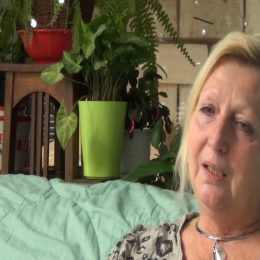 <strong>Ingrid našla v mamince během nemoci podporu.  <strong> <br> Maminka, maminka když se to dozvěděla – to už jsem byla teda v léčbě –, tak byla z toho hrozně špatná. Samozřejmě mi nadala, proč jsem jí neřekla, když jsem byla na operaci, ale já jsem ji nechtěla zatěžovat. Nadala mi v dobrým, protože byla hrozně ohleduplná, měla jsem hrozně hodnou, milující maminku. Prostě najednou jsem byla to dítě, které je i v tomhle věku nutné opečovávat, a já jsem vždycky říkala, když maminka byla nemocná: „Mami, ty tady musíš být, protože kdo mě bude takhle dochovávat, takhle by to nešlo.“ Takže maminky, zlaté maminky, takové ty správné maminky prostě jsou maminkami vždycky, a najednou má před sebou nemocné, bolavé dítě, tak co to s takovou maminkou může udělat.