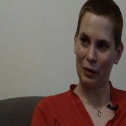 <strong>Jana B. obdivuje, jak její muž vše zvládl i přes úmrtí jeho otce. <strong> <br> Bála jsem se o něj, aby to psychicky zvládl, protože maminka jeho, ta umřela už před 5 lety. Nebo 6. A tatínek byl ten rodič, který mu zůstal, a v tu chvíli na tom byl opravdu, opravdu zle. A já se bála, jak vezme to, že mám ne stejnou, ale obdobnou diagnózu. Takže tohohle jsem se bála, aby on to zvládl v tu chvíli. Ale musím říct, že to zvládl teda perfektně. Nevím, jestli jenom přede mnou, ale zvládl. A i přesto, že teda tchán 4 dny před mojí operací zemřel, tak manžel úplně neuvěřitelně mě podržel celou tu dobu. Přestože v tu chvíli jsem si připadala, že já bych měla být ten, kdo tam je pro toho druhého, tak to bylo trošku jinak všechno.