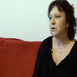 <strong>Moniku C. manžel podporoval, a když přišla o vlasy, sám pak přišel v šátku. <strong> <br> No, manžel, to je můj anděl, to je můj anděl, protože ten to vlastně se mnou prožil úplně všechno nejvíc, nejvíc. Děti si měly svoje životy, svoji školu, svoje kroužky, ale manžel to jakoby prožíval se mnou nejvíc. A viděl mě tady, když jsem, to tak řeknu tvrdě, ale trpěla, protože byly chvíle, kdy opravdu ty bolesti byly úplně šílené. Šílené v tom smyslu, že nevíte, co máte dělat, nemáte si, jak pomoct, léky nepomáhají, nic nepomáhá. Takže byl tady, byl tady a byl tady a nelitoval mě, což bylo úplně nejlepší. Bral to, bral mě prostě, tak jak to je. Když jsem se nechala ostříhat, protože už mi teda vypadly vlasy, tak se synem, s tím nejmladším, udělali takové gesto, že oba přišli v šátku, takže jsme chodili všichni 3 v šátku, což bylo takové pěkné, že to neupozorňovalo na mě. V té době, vlastně to bylo po první chemoterapii, jsem ještě měla obočí i řasy, takže to nebyla taková hrůza, nebylo to tak vidět. Ale s každou další chemoterapií bylo víc vidět, že prostě nemocná jsem já, že už to není jenom móda, ten šátek. Ale prostě byl tady a podporoval mě, pomáhal, s čím se dalo. Pro mě byl asi v té době nejdůležitější osoba, záchytný bod, prostě podpora. A hrozně si ho vážím za to, že neměl srdceryvné scény přede mnou. Až jsem ho někdy obdivovala. Nevím, jestli někdy brečel, ale ne přede mnou, nedělal to přede mnou, nechával si to nějak asi pro sebe, mluvil se mnou, hodně se mnou mluvil, byl tady, takže to je nejdůležitější osoba.