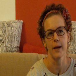 <strong>Editin manžel nedával najevo své prožívání. Jí samotné se o nemoci špatně hovořilo.</strong> <br>Prostě když má člověk chemoterapii – a já ještě měla ten Zoladex taky, jako že v přechodu –, tak je to takové horší. Ta chuť chybí. Ale já jsem to vždycky nějak – nechci říct – přemohla, ale prostě vůbec neovlivnila. Myslím si, že manžel, kdyby nevěděl, tak to ani nepozná. Jsem se snažila fungovat normálně ve všech, ve všech ohledech. Jako občas mě napadají takové kacířské myšlenky, že on si to vůbec neuvědomuje, že to prostě jde všechno mimo něj, že všechno házel jakoby na tu svoji mamku, ona se starala o děti. Když bylo třeba pohlídat, tak řekl buď jí, nebo ségře. Ale možná je to nesmysl, že spíš si hledám někde nějaké. On to tak prožíval a nedával to na sobě znát. Myslím si, že to vztah neovlivnilo, ve špatném vůbec, a v dobrým taky. Myslím si, že prostě je to stejné. No, možná je to jako že stejné.  Já mu neříkám všechno. Prostě já to píšu na ten blog, všechny ty svoje myšlenky, protože já hrozně nerada o tom mluvím. Nebo to neumím, potřebuju prostě, aby mě poslouchal, a mít na to čas, a on prostě věčně čas nemá. A výjimečně se stane, že bychom si sedli a fakt si povídali tak, že já se rozpovídám. Mně to třeba trvá tři hodiny, než se dostanu k tomu jádru pudla, co chci říct. Takže já radši píšu, a když mu chci něco sdělit, on to nečte, on ten blog nečte, což mě tak jako. To mě pěkně štve, teda mě to hrozně mrzí, že on tohle prostě. Ale když potřebuju něco jakoby mu říct, něco důležitého nebo spíš takové ty moje vnitřní pochody, a tak mu to napíšu. A má informace o mém zdravotním stavu, to mu říkám. Samozřejmě, když jsem čekala na výsledky, tak jsem mu to řekla. Všechno mu jako sděluju. Ale takové to, co si myslím, jak se bojím, tak neříkám mu všechno, protože mně se o tom špatně mluví a já to neříkám nikomu. Vy jste vlastně první, kdy o tom mluvím takhle  nahlas.