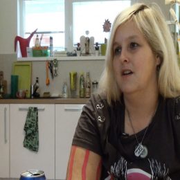 <strong> Veronika Z. manželovi před operací udělala rychlokurz muže v domácnosti.  </strong> <br>  Tak nějak jsem se snažila hlavně naučit manžela všechnu tu potřebnou péči. Protože u té starší toho tolik nedělal. Prostě jsem byla doma a on chodil do práce. To jsem si říkala, že je zbytečné, abych ho nějak drilovala, že ještě musí dělat tohle, tamto, to. Takže ty tři týdny byly hlavně takové jako pro něj, aby se naučil, jak přebalovat, co potom s těmi plenami, co dávat na sebe, jak dávat pořádně třeba krknout po krmení a takovéhle všechny věci. Potom třeba i, co doma, jak pustit třeba pračku, aby tam potom nebyli se špinavými kopami prádla a tak. To jsem měla takové jako školení ženy v domácnosti pro manžela. Nebylo moc času nad něčím přemýšlet.