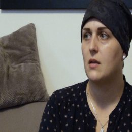 <strong>Manžel Hany B. svou ženu doprovázel na vyšetření a na chemoterapie. <strong> <br> Já jsem tady ty vyšetření měla v podstatě vždycky tak nějak. Manžel se mnou byl u mamární komise. Tam se mnou teda byl. Vzala jsem ho s sebou, protože jsem si neuměla představit, jak to chodí. Představovala jsem si, že tam bude deset doktorů. Že se tam před ně postavím, vysvleču, oni mě různě prozkoumají. Něco mně k tomu řeknou. Chtěla jsem ho tam mít s sebou, protože to bylo hodně čerstvé a byla jsem z toho ještě teda hodně taková rozrušená. Takže jsem byla ráda, že tam se mnou byl. Jediné, co mě tam teda trošičku zarazilo, když jsme tam poprvé s manželem přijeli. Nebo poprvé jsem vlastně na chemoterapii byla sama. Ale podruhé, když už jel se mnou manžel, tak mě teda trošičku zarazilo a zklamalo, že tam nemohl být se mnou. To je jediné, co mně tam přišlo divné. Protože vím, že v ostatních zařízeních, nebo vůbec po republice – co je v cizině, to ani nemluvím –, ale tady u nás je možnost přístupu blízké osoby, aby tam s vámi byla. Ale tady to z nějakého důvodu – kvůli hygieně – nedoporučují. Takže tam prostě musel sedět venku a já jsem tam byla sama.