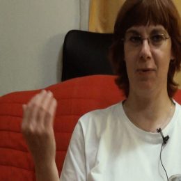 <strong>Manžel Ludmile pomáhal ve chvílích, kdy ji léčba vyčerpávala. .<strong> <br> Dostanete nějakou injekci, vlastně takového oblbováka. To je další, vlastně jakoby to druhotné bohužel k tomu. Tam prostě se to udělá – a zas je další ještě problém s tím. Ale mám to za sebou. Vyšetření kolonoskopické mám za sebou. Nic moc příjemného. Já jsem teda většinu nevnímala, protože jsem fakt byla takzvaně lehce mimo. Se mnou tam byl muž, protože i tam je doporučeno, že musíte s někým odjet. Nemůžete odjet sama. Někdo vás tam musí doprovodit, protože člověk neodejde úplně sám. Dostává totiž toho oblbováka a je opravdu potřeba pomoc toho druhého. Dovedl mě k autu. Usadil mě do auta. Doma mi pomohl do schodů, protože už jsem byla v takovém tom stavu, že bych usnula.