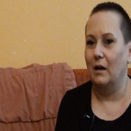 <strong>Kámě nemoc potvrdila, že si vybrala bezvadného chlapa.. <strong> <br> Mám pocit, že i třeba s manželem – nikdy jsme neměli problémy, ale teď nás to ještě víc tak jako že seplo a víc mi to ukázalo, že mám úplně bezvadného chlapa. Že bych ho nevyměnila, protože mě neskutečně podržel. To, co třeba slyším, čtu různé příběhy, tak ženská je nemocná, třeba já nevím, přijde o prsa, a chlap od ní odejde. Mně manžel vyloženě řekl, že to fakt není to, co je pro něho důležité. Že důležitá jsem já a, a všecko ostatní není. Takže fakt člověk změnil trošku náhled na ten život jako takový.