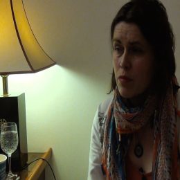 <strong>Společná cesta Petry A. a jejího manžela se na základě vzájemné domluvy po nemoci rozdělila. <strong> <br> Takže jsme každý teď někde úplně jinde, máme spolu děti a tak. Jsem rozplakala paní soudkyni, když jsme se rozváděli, tak mi říkala: „Proč se rozvádíte, vždyť se máte rádi.“ Když – jsem jí právě říkala – já nikdy nepřestanu mu být vděčná za to, že se mnou tohleto celé prožil, ale prostě teď ty cesty jsou u každého jinak a je nám teprve osmatřicet, tak proč si budeme kazit život a proč budeme žít nějak, když každý chceme žít nějak jinak. Už bude navěky táta mých dětí a já máma jeho dětí a vždycky se budeme mít rádi, protože ty děti spolu máme, ale prostě teď je to jinak. Teď žijeme každý jinak. A samozřejmě každou kontrolu, kterou já podstupuju, tak chce vědět, jak dopadla, protože prostě se mnou zažil hodně. Když jsem byla teď na operaci, tak taky samozřejmě pomáhal, jak to šlo, měl děti a tak. V tomhle to v něm zůstane a bude to tak napořád. Nemoc mě v podstatě posunula tak strašně daleko, že teď si žiju nějaký svůj sen, který mě děsně baví, a je to strašně fajn. Ta nemoc určitě měla přijít, aby mě to posunulo tam, kam mě to posunulo.