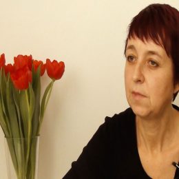 <strong>Pro Míšu je těžké najít partnera, kterého nemoc nevystraší. .<strong> <br> Asi ovlivnilo, protože já už teďka nedokážu, jak bych to řekla. Nejsem tolerantní k nějaké přetvářce, nebo když někdo lže. Já mam na to nějaký šestý smysl, já prostě poznám, když mi někdo lže nebo když někdo se nějak tváří, a myslí to jinak. Hodně jsem některé lidi ze svého života vypustila a mám s tím problém i v partnerském životě, že nemůžu pořád najít k sobě toho partnera, který za prvé ustojí to, že jsem byla nemocná a že třeba ještě můžu někdy onemocnět – protože ta hrozba tady pořád je, i když si ji člověk nepřipouští –, a který by byl takový – já nevím, jak bych to řekla –, který nelže. Nebo když si proděláte takovou nemoc, máte nad sebou tu vidinu, že můžete umřít, tak vás to asi ve většině případů hrozně posílí, takže ten člověk je strašně silný. Navíc já jsem ještě byla silná před tím, a teď jsem jakoby silnější v tom, že prostě si dokážu všecko zvládnout sama, spoléhám se sama na sebe, i když mnohdy bych se nejradši spoléhala na jiné. Ale jako je to tak.