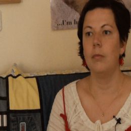 <strong>Naďa se seznamovala i během probíhající léčby.</strong> <br>Mně to nepřišlo jakoby, nepřišlo mně to zas tak hrozné. Bylo zajímavé, že já i během toho, když jsem byla holohlavá, tak jsem třeba přes internet z toho i něco měla, pár vztahů se z toho vyklubalo, že jsem se přes internet, přes seznamky, seznámila. A to jdete vlastně na slepé rande, dalo by se říct. Prostě si domluvíte rande. A já jsem teda i s tou holou hlavu klidně šla, jsem to neřešila. Já říkám, buď to ten člověk zvládne, nebo ne. Protože tohle je něco, s čím budete žít do konce života. I když už teď na to nevypadám a teď už se mě to, dalo by se říct, netýká, tak je to něco, co vás potkalo, a je to vaše součást už do konce života, tohle, co člověk prožije.  Mně nepřišlo, že já bych se měla za něco stydět. A přišlo mně to, že ten dotyčný buď se s tím smíří rovnou, nebo prostě to nepůjde. Protože člověk s tím žije přece jenom, i když už je vyléčený, všechno, tak je to něco, co se stalo. A tak si myslím, že to nejde vymazat. Takže mně to z tohohle hlediska přišlo jedno. Sice jsem s jedním myslím asi 6 týdnů chodila. A vypadalo to, pak se teda se mnou rozešel, ale nebylo to jakoby kvůli tomu. Takže dá se i najít, si myslím. Nebo takhle, já jsem k tomu přistupovala. Nevím, jak hodně to bylo tomu člověku příjemné, když jsme třeba byli na kafi. A já samozřejmě v přechodu. Ještě i ty chemoterapie něco udělaly. A člověk jako najednou dostal nával. Prostě vedro, člověk se potí. A to opravdu nesnesete nic na hlavě, i když jste holohlavá. Já jsem nosila jenom takové čepičky, nenosila jsem paruky. Ale třeba jsem, když jsem měla ten nával, tak jsem si ji musela sundat. A vadí ti to. Jsem třeba u stolu v kavárně, takže na nás mohli koukat lidi. A já tam holohlavá, jsem si sundala tu čepičku. Ale seděla jsem tam klidně i holohlavá na tom první rande.  Takže se nedivím, že třeba nebylo žádné druhé, ale mohlo být. Nezdálo se, že by to bylo to, co by jim vyloženě vadilo. A i z tohohle hlediska nám to třeba stačí. Člověk očekává, že to lidi řeší okolo, a oni to třeba vůbec neřeší.