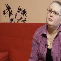 <strong>Manžel Jany H. se s jejím onemocněním smiřoval několik měsíců. <strong> <br>Teď už je to dobré. Tím, že my jsme spolu 20 let – před 20 lety jsme spolu začali chodit, 12 let z toho manželé –, a tak jsme spolu strašně dlouhou dobu. Pro něho to bylo, řekla bych, daleko horší než pro mě. Já jsem se s tím smířila strašně rychle, ale jemu to opravdu trvalo – řekněme, 2 měsíce? Fakt dlouhou dobu. Teď už je to dobrý. Zaplať pánbůh. Byl takový zamlklejší, všichni v okolí to i na něm poznali. Leckdo řekl: „Jé, manžel to těžce nese.“ Prostě tady tohle. Říkám: „Jo, nese to hůř než já.“ A povídám mu: „Jak ti můžu pomoct?“ „Nijak.“ On je takový introvert trošku, kdežto já jsem extrovert, takže v tom to mám možná já lepší. On si to nechával v sobě, nikomu to moc neřekl. Já se ho ptala: „A řekls to třeba tomu?“ „Ne, já jsem mu nic neřekl.“ A takové. Možná kdyby se o to podělil, tak by mu to víc pomohlo. Že by si mohl promluvit. Já mu v tom asi zas tak úplně nepomohla, protože jsem si pořád z toho ze začátku dělala srandu. A to taky asi těžce nesl, že jsem se pořád smála. A já říkám: „No teda, já jako budu plešatá, tlustá a plešatá, no teda, jako to je vyhlídka. S takovou ženskou tady budeš žít.“ A on vždycky: „Nech toho, nech toho.“ Prostě hůř se s tím smířil.