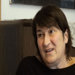 <strong>Barbora životní styl neměnila, nechtěla přijít o svůj život.<strong> <br> To jsem si tak právě říkala, jak ta nemoc, všichni říkají, že po té nemoci přijde ten zlom a člověk vidí život úplně jinak, ale vůbec ne. Myslím si ale, že to je možná dobře, nebo já nevím, vlastně dobře, špatně, ale neměnila bych to. A nemusela jste ani nic měnit následkem té nemoci? Nějakou stravu vynechávat třeba? To vůbec, ne, ne, ne. Tak samozřejmě asi ta nemoc souvisí s životním stylem, takže kdybych asi chtěla úplně hrozně o sebe dbát a všechno, tak bych asi zhubla 20 kilo a každý den bych chodila na 10kilometrové procházky, ale myslím si, že bych prostě přišla o ten svůj život. Zase soustředit se tady na tyhle věci je pro mě asi. Nevím, přišlo by mi to trošku jako ztráta času nebo ztráta kusu vlastní kvality života. Chodím teda víc, ale to asi je spíš způsobeno jinými věcmi, že prostě máte teď partu kamarádů, kteří chodí hodně ven. Ale nezměnil se můj život, nezměnil.