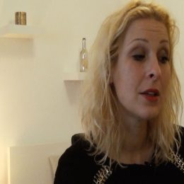 <strong>Kamča si začala vážit více života, každý by si měl umět užít života. .<strong> <br> Potom jsem na sebe dávala hodně pozor, snažila jsem se jíst zdravě. To jsem trošku dělala tak nějak celý život, ale po tady tom jsem si víc toho vážila. Takže jsem na sobě začala i hodně pracovat. Jsem i vděčná, že jsem se teda dostala na tu vysokou školu. Dodělala jsem si titul při 2 dětech a pokračuju dál. Teď jsem v 5. ročníku. Chci si dodělat ještě magistra. A podařilo se mi minulý rok v ženském triatlonu získat 3. místo. Jsem vděčná a myslím, že mi to srovnalo hodnoty v těle. Srovnalo mi to, co je pro mě to nejdůležitější. A to jsem si jenom jakoby potvrdila a ujistila jsem se, že prostě jsme tady ten čas na tom světě, máme ho určitě omezený, a měli bychom si vážit věcí, co máme kolem sebe, hlavně v kruhu rodiny. Mít nějaké záliby na odreagování, aby člověk na nějaké takové věci nemyslel a aby si to nepřipouštěl. Aby prostě žil pro ten okamžik. Aby si to dokázal užít, protože opravdu ten čas tak strašně letí. Teď už mně je jednačtyřicet a už toho za sebou mám docela dost.