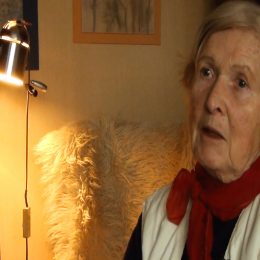 <strong> Dagmar Š. si udržuje kondici chůzí. <strong> <br> Řekla bych, že jaksi si držím váhu od té doby takovou, že, myslím si, to není ještě hubenost, ale takové to, že se cítím ve všem velice pěkně. Nemám nikde žádné přebytky a udržuju si kondici chůzí. Usoudila jsem, že nějaké cvičení v tělocvičně, to už pro mě není, ale že chůze je ten nejzdravější pohyb, a tak teda chodím. A díky tomu už mám docela představu o tom, co kde kdo opravil fasádu ve městě nebo přistavěl nebo jak to vypadá támhle někde na konci města. Nechodím moc do lesa, to bych se cítila. To jdu, když tady je dcera se psem, tak to jo. A jinak chodím dost kilometrů, třeba 5 za den, a jdu docela svižným tempem a ještě tak zatahuju břicho u toho a rovnám si záda, abych se jako tak udržovala. A je blbé to takhle říct, ale jsem se sebou dost spokojená.