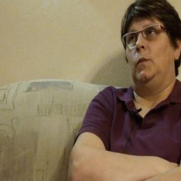 <strong>Stáňa B. začala s péčí o ruku ihned po operaci, aby předešla vzniku otoků. <strong> <br> Napravo mám uzliny pryč, takže chodím pravidelně na lymfomasáže. Máme doma lymfoven, abych udržela ruce v nějakém takovém standardu, abych prostě byla schopná si udělat věci doma, to nejnutnější. Větší věci, to se vždycky domluví víc lidí a už se to potom dělá hromadně. Ale mít otoky rukou do takových extrémů, jako je ta sloní ruka, sloní noha – jak se tomu lidově říká –, to už je hodně špatně. Nesmí se to prostě zanedbat. To se musí opravdu… A je to už na doživotí. To postižení těchhle rukou, těch uzlin, to už je na doživotí. To už je nezvratné. A kdo vám doporučil tyhlety lymfoveny a lymfomasáže? Lymfomasáže jsem začala brát, jak jsem byla po první operaci. Potom v roce 2006, říjen, listopad jsem byla v lázních, protože onkologický pacient musí do roku po ukončení léčby nastoupit lázně. Bylo to do dvou, teď už je to změněné, je to do roka. Tam mi ten lymfoven nastavili, takže potom, jak sem dojela domů z lázní, jsem si vyhledala, kde se to dělá u nás tady. Navštívila jsem kožní ambulanci, kde dají doporučení na toto. A v tom středisku, kde je ta kožní lékařka, tak tam je sestřička, která dělala lymfoven. Zpočátku jsem chodila na jednu ruku a pak na obě. Teď už chodím na obě dvě ruce. Chodím doteď, chodím pravidelně s tím, že ten přístroj mám doma, takže chodím na manuální, a přístrojovou si dělám doma.