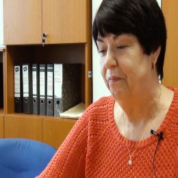 <strong>Marii B. se lymfedém vytvořil ihned po operaci, chyběly jí informace, jak o něj pečovat. <strong> <br> A po operaci už to bylo lepší. Jsem si říkala: tak bude to lepší. Prostě odstranili to. Jen jediný problém, který jsem měla ještě v nemocnici, tak že hned po operaci jsem měla lymfedém. A sestra, která přišla, tak se mnou vůbec necvičila, dala mi tam nějakou brožurku a já jsem – ještě jak jsem neměla ani žádnou epitézu, nic – se tím ani moc nezabývala. Ona mi ani nezdůrazňovala, že po té ablaci by se mělo hned začít cvičit, aby ten otok zmizel. Ono je to hrozně důležité. Jediné, co teda v té nemocnici mně potom zařídili, že mi hned dali odlehčenou epitézu a vybavili mě takhle domů. Akorát teda mi vlastně neradili ani s tím lymfedémem, co se týkalo tohohle toho. Až po léčbě jsem začala chodit teprve s tím lymfedémem na nějaké takové vodní masáže, ale myslím si, že teď už je to mnohem lepší než dřív. A jak jste přišla na to, že máte chodit na vodní masáže? To jsem právě říkala, že mi začíná ten lymfedém a že mě bolí ruka, a můj gynekolog si s tím nevěděl rady. Řekl, že teda by mně mohl dát maximálně nějaké prášky, ale že neví, jak by působily, a myslím, že potom mně vlastně z té nemocnice – jsem to tam byla taky říct – zařídili to, že jsem přímo v nemocnici chodila na nějaké vodní masáže. Jinak, co se týče lymfedému, tak tady v krajském městě lymfolog jako takový nebyl a na onkologii to brali spíš jako vedlejší věc. Oni léčili tu hlavní nemoc, ale neměli jsme tady nikoho, kdo by vám ohledně toho poradil.