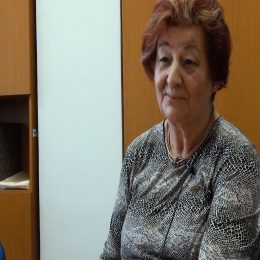 <strong>  Evík si nejdříve svého otoku nevšimla, až po upozornění cvičitelky o něj začala pečovat. <strong> <br> Máte nějaké následky po operaci? Následky mám, a to znamená ten sekundární lymfedém. Protože kromě té částečné operace prsu mně byly odoperovány v axile i lymfatické uzliny. A to je věc, s kterou jsem se dodneška nesmířila a nesrovnala, i když jsem to celkem všechno snášela dobře. Protože v té době už existovala takzvaná sentinelová metoda. A kdyby se tahle metoda použila – což je vyšetření první lymfy –, tak nemuselo dojít k tomu následnému problému, který v současné době mám – to znamená lymfatický otok. Jak s tím pracujete, s tím lymfatickým otokem? Snažím se sama cvičit a čas od času docházím na lymfatické masáže, ty jsou manuální a přístrojové. Radil vám někdo, co s tím? Ano, radil. Protože v tom občanském sdružení, které jsem začala navštěvovat, tak naše cvičitelka – byla profesorkou na fakultě zdravotních studií a vlastně nám připravila cvičení přímo na míru – si vlastně všimla, že každá ta ruka je jiná. A ona byla ta, která mě poslala na rehabilitaci. Kde už se mě ujali, kde mně to i vysvětlili, snažili se to i mého partnera naučit, aby mně třeba také pomohl. A jak dlouho to bylo po operaci? Tohle bylo po operaci tak rok. A ten rok… Přibližně rok. A ten rok jste s tím nic nedělala? Ne, já jsem si toho nevšimla. Nevěděla jsem, že něco takového existuje. A je docela možné, že jsem si to i možná přivodila sama tím, že jsem k sobě nebyla hodná, nebyla jsem k sobě šetrná. Protože vlastně i ta operace, to přináší s sebou nějaké omezení. Takže práce na zahrádce, která se nemá, a takové další a další věci. Možná i to k tomu přispělo. Nevím, možná, že to přišlo samo, snažila jsem se to sama pro sebe vyhodnotit, kde jsem třeba udělala chybu. Ale byla jsem ráda, že teda ta paní profesorka mě na to upozornila, protože člověk sám sebe nevnímá někdy.