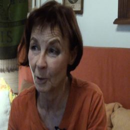 <strong>Daniele brněly ruce a nohy, u nohou má pocit, že je má obalené pískem. <strong> <br> A když už se ukončila 2. série chemoterapií, tak jsem zjistila, že to, jak mě pořád brněly ruce, jak jsem necítila až k loktům teplo, studeno, dotyk, že to není otázka chemoterapie, ale že to je následek. To, že mně pořád byla zima, strašná zima mi pořád byla, tak jsem věděla, že nefungují játra, to bylo jasné. Tak jsem používala teplou sůl a různé zábaly, furt jsem chodila v rukavičkách, i v létě, v ponožkách i v létě. A když teda skončily ty chemie a to všechno, tak ono to nepřestávalo, mně byla pořád zima. Tak jsem si říkala: „No, to je strašné.“ A právě paní doktorka celostní medicíny říkala: „No, několik let si budete dávat játra dohromady, než se vám spraví.“ A protože já strašně ráda plavu a jezdím na kole a jsem taková akční, tak jsem zjistila to jaro vlastně, po těch operacích a po tom všem, že já tady na té zahradě nejsem schopná uvézt kolečko ani k lesu, a to je nějakých 60 metrů. Jak to, že se zadýchávám, co se se mnou děje. A plavala jsem na přehradě – a já jsem byla schopna uplavat dřív třeba 2 kilometry, tak na pohodu, tak dlouho, jak mě to bavilo. Ale teď jsem uplavala tak 25 metrů a začala jsem strašně dýchat, lapat po dechu. Tak jsem říkala: „Já se asi utopím, ale co to je, proč to se mnou tak je?“ A na kole, to vůbec. A teď jsem běhávávala vždycky strašně ráda – běhat teda nešlo vůbec, ani rychle chodit. Tak jsem říkala: „Aha, tak to je ještě nějaký následek, musíme tomu dát teda patřičné znalosti.“ Tak jsem chodila po těch doktorech. A na neurologii mi řekli, že mám neuropatii nohou, takže nejenže necítím, ale mně ty nohy jakoby brní, mám pořád pocit, že je mám obalené pískem. A když jsem naboso, tak pořád vyklepávám boty, jako že mám plné boty písku. Ale tam žádný písek není! A když jsem v plných botách, tak mám pocit, že jsem si nevysypala z ponožek smetí. No, prostě hrozné. Už jsem si na to zvykla, ale když má člověk lodičky a každou chvilku tak jako zatřepe nohou, ať se mu to vyklepe z té boty, to je hrůza. S rukama jsem si poradila sama, protože to jsem neustále mačkala míčky, něco dělala, pořád, pořád. Ale s nohama to moc nejde. Tady můžu teď dělat různé věci, ale nohy… Takže ty nohy mi zůstaly.