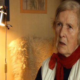 <strong> Dagmar Š. si všimla, že jí neslouží ruce, nemá v nich cit. Musela si zvyknout pravou ruku méně namáhat..  <strong> <br> Následky mám. To mně nikdo neříkal. Takhle, já jsem panu doktorovi hned po první kontrole říkala: „Mně nějak neslouží ruce, já mám pocit, že mám ty periferní nervy nějak poškozené.“ A on říká: „To se stává, měla jste silné terapie. To se třeba časem vylepší.“ Vzhledem k tomu, že to teď budou asi 4 roky od skončení, v březnu 13. jsem končila chemoterapii, tak lepší to není. A nemůže to ono být náhodou, že to mají staří lidé tak běžně, že se jim zhoršuje taková ta hmatovost a ty periferní nervy jim moc neslouží? Třeba jo. Nevím, jestli taky mě ale na základě toho, když jsem se pak vzpamatovávala, neposlali do těch lázní. A máte nějaký následky, třeba po té operaci? No, už pan doktor chirurg řekl zrovna. Nebo možná, ještě než jsme šly na operaci – to jsme šly všecky v tom pokoji v jeden den –, tak přišla rázná rehabilitační sestra, oznámila nám, že s rehabilitací se začne hned. A dala nám papír, ten, že jí máme vrátit, musíme si ho přečíst nejdřív a tak. Takže oni opravdu, že jestli. Ona byla, jak bývají ty ženské od rány: „Ženské, když s tou rukou nezačnete cvičit hned, tak vám zůstane chromá.“ Jsem si říkala: to je ale divné. A to ona teda chodila jako: „Tak vzpažte. Tohle je vzpažení? Natáhněte to víc.“ To bylo druhý den po operaci. No, my jsme teda chodit mohly. „Tak budeme to dělat jinak. Postavte se tady ke zdi, zvedněte tu ruku, položte ji na zeď a takhle tou rukou po té zdi šplhejte, kam až dosáhnete.“ To jste neuvěřitelným způsobem tu ruku natáhla víc. To bych v životě nevěděla, rehabiliťačka ví, co dělá. Takže jsme skutečně tam tak stály jako na hanbě ve škole a prostě tahaly takhle ruku nahoru. A ono fakt, já jí mám úplně pěkně pohyblivou. Je pravda, že se k ní musím šetrně chovat a musím ji šetřit i v tom, že třeba – to sestra tenkrát řekla – v té ruce nosit ne víc než 2 kila. Takže já pokud něco nesu, tak to nesu v pravé ruce. Ještě jsem nedošla k ruksakům teda, to ještě nechodím. To si říkám, že to je taková degradace, když někdo chodí na nákup s batohem. Ale trošku si to hlídám. A vím, že když to přeženu, tak mě ta ruka bolí. Protože já ještě ke všemu jsem takový nepřecvičený levák, takže já když třeba škrábu brambory delší dobu, tak pak cítím, že mě ta ruka celá bolí.