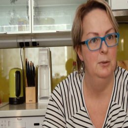 <strong>Petra se i po ukončení léčby cítí unavená. <strong> <br> Jsem jako hrozně unavená. Ta únava, ono se to nezdá, ale teď jsem si myslela, že jsem třeba jenom líná. A jsem se bavila s jinými pacientkami, které jsou vyléčené, prodělaly ten karcinom prsu a jsou třeba čtyři, pět let po léčbě, a jsou furt unavené. Fakt to tělo dostane zabrat. A poprvé si myslím, že jsem to až tolik nepociťovala, že i ty ozářky – ty holky teda si stěžujou na únavu –, tak to ještě relativně šlo, ale po té druhý léčbě, kdy fakt člověk dostal strašné dávky kortikoidů a všeho a je to každý týden, prostě hodně těch koktejlů – jak mi říkáme –, tak ta únava je veliká. Musím říct, že já jsem teda spavý člověk, takový chrápací typ, ale jsem unavená. Já mám malý byt. Dřív jsme měli barák a já za jeden den byla schopná uklidit celý barák včetně oken. Dneska ten malý byt mám na tři dny. Bez oken. Takže ta únava. A jak jsem se bavila s těmi bývalými pacientkami, tak ta únava se projevuje až třeba i za pár let.