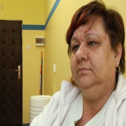 <strong>Líba si myslí, že ženy by se neměly stydět, když nemají prso. Neznamená to, že jsou méně ženy. <strong> <br> Ovlivnilo onemocnění vaše vnímání vás jako ženy? Ne, protože to je taky součást toho mého přesvědčení nebo názoru – nebo jak to mám říct –, že tím, že mám jedno prso – nemám dvě –, tím, že nemám ženské orgány, si nemyslím, že nejsem žena. Opravdu si myslím, že by se za to žádná z nás nemusela a neměla stydět, protože jestli mi chybí, jak já říkám, kus masa, tak to neznamená, že… Nebo to, že chvíli nemám vlasy, nebo prostě takové věci. To je, jako když jsou diabetici a uříznou jim nohu, ten člověk se taky za to nemůže stydět, protože to prostě příroda tak zařídila. Myslím si, že by to takhle nemělo být vnímáno, ale každý má na to jiný názor, každý to má nastavené jinak. Samozřejmě, že úplně nejdůležitější pro mě je rodina. A když to v té rodině funguje, funguje všechno.