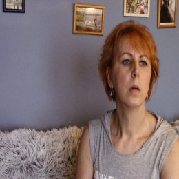 <strong>Iveta si řekla, že ženskost není jen o prsou, důležitá je vnitřní krása.  <strong> <br> Tak ono k tej ženskosti – ja by som to tak povedala, že ten mamin strach z tej straty ženskosti vlastne prešiel do mňa, keď som bola v tom štádiu, že naozaj som tie 3 mesiace mala veľké problémy s tými expandermi a tam hrozilo, že teda nič z toho nebude, že budem bez pŕs. Opäť tak isto to fungovalo ako to prijatie smrti, že v jeden deň som prijala to, že tá ženskosť nekončí tým, že nebudem mať tie prsia. Áno podarilo sa to nakoniec, ale proste bol ten deň, keď som to prijala a keď som vlastne tak vnútorne si povedala, že proste je to tak, ale tá žena vo vás ostáva. A to by som povedala, že ja osobne, neviem ako ostatné, ja osobne som pochopila, že ženskosť nie je v tých prsiach, že ženskosť je v tom nájdení toho partnerského, to, aby tá žena dávala to, čo ženy majú dávať. My zo socíku sme úplne pomýlené. A ešte my, čo sme samostatne podnikali, a my, čo sme mali samé deti. Čiže my sme úplne kdesi vedľa, takže snažím sa dostať na staré kolená do toho štádia, že si užívam to manželstvo. Vydala som sa pred dvoma rokmi, nikdy som sa nechcela vydávať. A pochopila som, že tá ženskosť vedie úplne inde. Nie je to o výstrihu, nie je to o dokonalej postave, ide to úplne, zase musím povedať, znútra. Čiže zmierila som sa, hovorím, nie preto, že som dala tú smrť pred tie prsníky, ale preto, že som pochopila, že to nie je to, čo robí ženu ženú. Že žena je vlastne to, čo znútra jej ide. Už to, že či to ostatní vedia navnímať, to je druhá vec, ale si myslím, že pokiaľ žena má to vyžarovanie, tak to každý navníma dookola. To máte ako u tých škaredých žien, čo sú škaredé jak papuče, a všetci ich chcú. To je presne o tom vyžarovaní, nie o tom, že či máte, nemáte. A je to zasa len strach. Lebo je to forma strachu: nebudem mať, čo so mnou bude. A dnes už sú fakt také podmienky, že môžte na tie rekonštrukcie ísť.