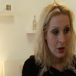 <strong>Pro Kamču bylo těžké chodit do veřejného bazénu a sauny, nechtěla, aby si někdo všiml, že je po operaci. .<strong> <br> Pro mě bylo i strašně těžké – jestli si umíte představit, že jdete se vykoupat do veřejného bazénu a musíte se tam svlíknout. Já prostě jsem měla ten problém ze začátku, že jsem nechtěla se někde vystavovat a být někde středem pozornosti, aby se na mě někdo koukal. Protože mě by v životě nenapadlo jít do společné sauny a teď třeba v těch 41, po 6 letech po operaci, už dokážu jít do ženské sauny. A dokážu i do té sprchy už jít, bez toho, abych si to připouštěla psychicky. A to strašně bylo pro mě těžké. Určitě bych nešla, těch prvních 5 let bych prostě nešla. Bych se snažila aspoň, aby to nikdo neviděl nebo tak. A nechtěla jsem to nikde ani moc prezentovat. Nebyla jsem na to moc pyšná. Myslela jsem si, že na mě všichni budou pak koukat jako na nějakého člověka, který se jakoby vymyká, na kterém něco je špatně. Chtěla jsem být takový ten jako mimo to hlavní dění.