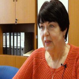 <strong> Marii B. odstranění prsa ovlivnilo, je to pro ni ženský znak.  <strong> <br> Vlastně to je takový ženský znak, to prso. Takže mě ovlivnilo hodně. I když to navenek není vidět, ale vlastně v tom životě s tím máte trochu problém. Co se týče po stránce intimní a tak dále. I co se týče, když jdete třeba plavat někam. Musíte jít do kabiny se převléct, máte trošičku takový problém estetický spíš. I když tam jsou ženy, ale už vám to nedělá tak dobře. Už trošičku si tohle říkáte. Mám takovou příhodu. Byla jsem v lázních a byla tam paní, a když mě viděla, jak vypadám nebo že to prso teda nemám, tak mi říkala: „Ježíš, to jsem tak ráda, že tady nejsem sama, že jste tady vy taky.“ Bylo to úplně perfektní. Že prostě ta paní měla takovou radost, že tam někoho má, kdo tam taky takhle je. Takové zajímavé, no.