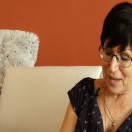 <strong>Janča byla spokojená se samolepící epitézou. <strong> <br> Změnilo to vás jako ženu? Já si myslím, že jo. Trochu v něčem, i když. Když si dáváte silikon, tak to vydedukujete, že jo, to není problém. Ale je to furt problém. Musíte to mít s sebou. Musíte to dávat. Musíte to někde mýt. Když se jdete koupat, aby vám to nikde nevypadlo, aby to nekoukalo a takhle prostě. Ale jako jo, zvykla jsem si, to nemůžu říct, že ne. Tak a mám s tím i dobré zkušenosti, měla jsem pak samolepicí. I v tom velkém městě jsem byla spokojená s nimi, kam jsem na to dojížděla, kde jsem si pro to jezdila. Tak jako to nemůžu říct.