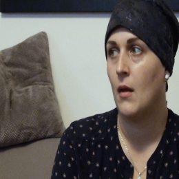 <strong>Hanu B. nejvíce děsilo, že bude bez vlasů. <strong> <br> Nejvíc mě děsily vlasy. Já jsem si vůbec neuměla představit, že ty vlasy jsou to poslední. Prostě mě úplně hrozně děsilo to, že budu bez vlasů. Jaké to bude, jak se na mě budou lidi dívat. Jak si toho všimnou. Jestli budu mít paruku, nebudu, budu mít šátek. Tady toto. Je to sice hloupost, teď už to vím, ale toto bylo v té době pro mě takové hodně důležité. Říkala jsem si, že to prostě nemůžu zvládnout bez vlasů. Takže hned jsem se šla podívat na paruku. Kterou jsem si teda mimochodem vůbec nepořídila, protože to nemá cenu. Teď já jsem si myslela: jenom vlasy. Bylo mi řečeno, že i obočí, řasy, prostě všechno. Naštěstí řasy mě teda nepostihly, ty mně zůstaly. Obočí jsem si nechala vytetovat ještě předtím. Protože už jsem dopředu – právě od té kamarádky odsud – věděla, co mě všechno čeká.