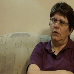 <strong>Stáně B. oholila vlasy kamarádka. <strong> <br> Vlastně sranda, při těch chemoterapiích, jak vám ty vlasy slezou. Spoustu lidí řeší vlasy. Ono je to hrozné, ale já jsem to tak nějak neřešila. Já jsem si říkala: „Vlasy narostou.“ To jsem věděla, že slezou, ale potom, jak těch vlasů bylo všude. Přijela kamarádka, sjela strojkem hlavu, tak to bylo takové srandovní. Mně byla pak zima na hlavu, takže jsem spala v čepici. Jsme si z toho dělali srandu, to bylo takové komické.