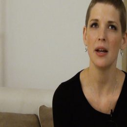 <strong>Lenka A. nebyla připravená na tak radikální změnu vzhledu. <strong> <br> První řeknu asi tu povrchní část. Protože vzhled. Každé ženě není jedno, jak vypadá. Tak samozřejmě, vypadají vlasy, vypadají řasy, vypadá i obočí, na to jsem třeba nebyla připravená. Jsem si říkala: „Vypadají vlasy, to je v pohodě.“ Nějak jsem to neřešila v té době, pro mě bylo primární vyřešit léčbu toho onemocnění, nastudovat si všechny informace a nějak se v tom prostředí začít pohybovat. Takže vlasy, to jsem si říkala, že to patří k tomu. Ale ty řasy a obočí… Když jsem potom stála před zrcadlem, když už jsem je neměla, nepoznávala jsem se. Změní to úplně obličej, vůbec celé to onemocnění vás změní, protože berete kortikoidy, takže já jsem měla takový oteklý obličej. A pak samozřejmě ta operace prsu. Přišla jsem o prso, ale čekala jsem, že budu mít horší emoční projevy potom. Nebo že budu na to víc citlivější. Ale není to tak. Zase si myslím, že hodně k tomu dopomohl manžel, když řekl, že to pro něho není důležitá věc  – nějaká prsa. Že už jsem odkojila, že už vlastně ty prsa nepotřebuju. Samozřejmě, vadí mně ta nesouměrnost, vadí mi podívat se na sebe do zrcadla. Ale nepřipadám si nějak zohyzděná, nebo prostě to beru tak, jak to je, že to má nějaký důvod. Někdo si nechá tetování přes celé tělo, má to pro něho důvod. Tak já prostě jsem jiná a přispěla jsem ke svému zdraví, takže tak to beru.