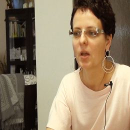 <strong>Pavlin intimní život skončil, nechtěla se před mužem ukázat. <strong> <br> Odpovím, co budu moct. Samozřejmě intimní život skončil, neměla jsem na to vůbec náladu, vůbec jsem neměla chuť nějak intimně žít, připadala jsem si jako ořezané kuře a nechtěla jsem se před chlapem vůbec ukázat. Myslím si, že mu to nevadí, ale mně to prostě vadí. Říkám, prsa k ženě patří, je to výraz té ženské. A i když vám je odstraní proto, aby vás zachránili, na druhou stránku je to taky tak, jak se ta ženská cítí. A když vám vezmou takovou důležitou věc, to je, jako kdyby mně uřízli obě ruce, když to tak přeženu. Prostě nejste to vy. Stydíte se.