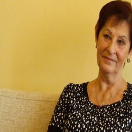 <strong>  Eva si neuměla představit, že by novému partnerovi řekla, že nemá prso. <strong> <br> Bylo to pro vás náročné, jako být bez prsa? Bylo. Psychicky náročné. Co na tom bylo to náročné? No, já jsem se předtím rozešla s přítelem a nedokázala jsem eventuálnímu dalšímu nebo potencionálnímu nápadníkovi říct, že nemám prso. To pro mě bylo téměř nepřekonatelné. Byla jste míň žena? Já určitě. I když to třeba nikdo nevěděl, ale já jsem to v sobě cítila. Dokázala jsem se bavit, smát, pak po čase samozřejmě, ale nedokázala jsem o tom mluvit. Dodneška mi to dělá problém o tom mluvit.