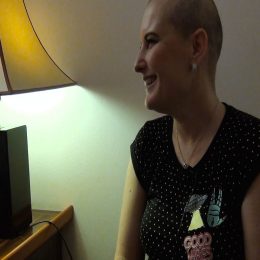 <strong>Veronika se před léčbou domlouvala s lékařkou, jak zajistit, aby mohla mít děti. <strong> <br> Změnily se nějak dlouhodobé plány, přestala jste plánovat? Ne, já jsem nikdy žádné velké plány nedělala, ale určitě bych samozřejmě chtěla hrozně moc rodinu, chtěla bych děti. To je jedna věc. Byla to první moje otázka u paní docentky, když jsem přišla k ní poprvé. Tak to bylo: „Já bych ale chtěla děti, paní doktorko, takže mi teď, jestli mi vezmete ty vajíčka, zamrazíte mi je, tak já budu úplně nejšťastnější.“ Jenže v tu chvíli to nešlo, jelikož ta rakovina byla už v takovém stadiu, že se muselo za 5 minut už chodit na chemky. Takže to nešlo. Ale říkala mi: „Nebojte, já vám to ochráním jiným způsobem, děti mít budete, to se nemusíte bát.“ Takže v tuhletu chvíli ještě si teda řeším nějaké následky léčby, co se týče gynekologie. Ale to už není nic hrozného. Dětičky určitě strašně chci a chci rodinu, chci nějakého chlapa akčního. A chci fungovat úplně normálně.