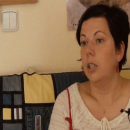 <strong>Naďa byla před onemocněním v zahraničí, zjistila, že o invalidní důchod může žádat nejdříve půl roku od onemocnění.</strong> <br>Já jsem dělala vlastně au-pairku, když jsem to zjistila, au-pairku v zahraničí. Což vlastně není oficiálně práce, takže jsem oficiálně byla nezaměstnaná. Nebyla jsem teda na nemocenské, nic. A teď co, že jo. Takže jsem si zjistila, že. Nebo zjišťovala jsem si podmínky toho invalidního důchodu. Protože to je přece jenom dlouhodobá léčba, dlouhodobá nemoc. A na dlouhodobou nemoc to je spojené s tímhle. Moje doktorka říkala: „No, hele.“ To vlastně tenkrát jsme si ještě netykaly. My, jak jsem tam byla často pak, pro různé žádanky a takovéhle, anebo kontroly, tak jsme si pak nějak začaly tykat. I když to byla paní přes 60, tak jsme si začaly tykat. A teďka říkala: „No, heleďte se, tady bude posudková zrovna ve středu (nebo já jsem tam možná byla v ten den), tak si chvilku počkejte, za chvilku tady je a můžete se jí zeptat.“ Posudková lékařka přímo ze sociálky. A ta mi říkala: „No, my jako nemůžeme to dát dřív jak po půl roce. Pokud není člověk nemocný půl roku aspoň.“ Tak ať si zažádám po tom půl roce. A já už teda měla myslím sepsanou žádost. A pak jsem si uvědomila, že je to jenom žádost a já můžu kdykoli zažádat znova. Takže tu žádost jsem nechala nakonec běžet.  Sepsala jste žádost.  Tak jsem tu žádost přece jenom podala, a říkala jsem, že když mi ji zamítnou, tak prostě za ten půl rok, jak mi doporučovala ta posudková, zažádám znova. Tam nebylo nějak omezené, že člověk musí třeba až po nějaké době žádat znova. Tam člověk může furt dokolečka žádat znova. Tak jsem to nechala běžet, tu žádost, a spadala jsem vlastně přímo pod tuhle posudkovou, s kterou jsem mluvila, a vlastně jsem to měla přiznané. Takže jsem sice v léčbě byla od srpna, ale měla jsem to od října přiznané. Takže od října 2010 jsem byla v invalidním důchodu.