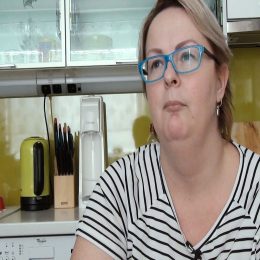 <strong>Petře zahájili lékaři léčbu během těhotenství. <strong> <br> Já jsem to zjistila, když jsem byla na konci šestého měsíce těhotná, v dubnu roku 2014. Prostě ráno jsem ležela na posteli, poškrábala jsem se zespoda na prsu a měla jsem tam bulku. Takže jsem si myslela: jo dobré, to může být něco s tím těhotenství spojené. Ale i přesto jsem šla v pondělí ke gynekologovi, který teda ač nevěděl, neměl s tím zkušenost, tak mě hned poslal – ten samý den – na mamograf. A tam doktorka mi udělala hned ten den, že se jí to nezdálo, biopsii. S tím, že by měly být někdy ve čtvrtek – za tři dny – výsledky. A volali opravdu ve čtvrtek, že se mám dostavit, a oznámili mi teda, že mám pozitivní nález, že mám karcinom prsu, a hned mi domluvili schůzku s onkologem, kam jsem byla hned odeslaná po víkendu. A za 3 dny už jsem dostala první chemoterapii. V těhotenství. Samozřejmě jsem se bála, že když jsem těhotná, aby to miminku neublížilo a tohle. Ale dneska už je ta léčba tak daleko, že těhotenství proběhlo úplně v pořádku. Já jsem během těhotenství dostala 3 chemoterapie a pak proběhl normální přirozený porod a 10 dní po porodu jsem nastoupila na další cyklus chemoterapie a dostala jsem jich ještě 5.