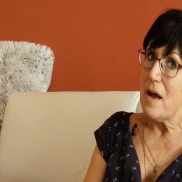 <strong>Jančin muž pracoval, aby zajistil rodinu, společně hledali možnosti, jak se uskromnit. <strong> <br> Jak šla ta nemoc zvládat finančně? No, kdyby mužský nechodil 7 dnů v týdnu do práce, tak to bylo trochu horší. Tím, že on chodí od rána do večera do práce a chodí i soboty a neděle, tak se to nechalo jakž takž přežít. Ale jinak to bylo špatnější. Bylo by to horší. Měli jste nějaké finanční následky? Následky nebyly, ale museli jsme nějak tak přehodnotit co a jak. A co vlastně se musí a nemusí, protože byly děti školou povinné a pak chodily na školu. Ty děti potřebovaly taky peníze. Tak jako se muselo zas uskromnit takhle, co byla potřeba doma. Žádali jste o nějakou finanční pomoc? My jsme se do toho nevešli, protože mužský, jak dřel, tak vlastně měl vyšší výplatu, takže jsme se do toho nevešli. I když jsme zažádali, tak bohužel.