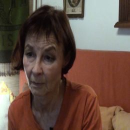 <strong>Daniela žádala majitele domu, aby jí snížil nájem. <strong> <br> Myslím si, že informovanost tady v tom směru, v tak citlivé oblasti, která člověka zasáhne od shora dolů, a nejenom jeho. Ale přijdete domů a řeknete všem: „Já mám rakovinu.“ A teď všichni jsou paf – co s tím budeme dělat, co s tím ty budeš dělat. Tak nejsou, prostě nejsou po stránce informační, ani po stránce psychické, ani finanční. Já jsem říkala: „A kdo mně půjčí peníze, když teď budu na nemocenské?“ A běží nájmy. A běží prostě všechno, pojistky na auto, všechno. Všechno to je furt funkční. To nejde říct: „Tak já jsem teď nemocná.“ Já jsem dokonce prosila majitele domu, kde jsem bydlela, jestli by mi mohl na půl roku nechat nižší nájem, protože on zrovna v té době zvýšil dvojnásobně nájem. Tak na to jsem vůbec. To by byla celá moje nemocenská a já bych v podstatě mohla sedět na chodníku a žebrat. A on mi řekl: „Dobře, ale jenom půl roku.“ Tak ještě štěstí, že takhle. Jsem se do té doby odstěhovala, takže jsem to tak nějak zpytlíkovala.