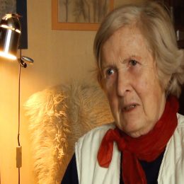 <strong> Dagmar Š. v nemocnici informovali, že si může nechat proplatit cesty.  <strong> <br> Jak jste byla finančně zajištěná během nemoci? Důchodem. Nějak vás to ne…? Ne, ještě teda jako se jezdilo na chemo a na radio, tak jsem měla cesťák, od mého pana praktického doktora, a tam jsem si vždycky byla potvrdit, že jsem tam byla, a oni mi dávali nějaké peníze podle kilometrů. Takže náhrada těch cest byla úplně ze strany rodiny zanedbatelná. A to vám ten praktik poradil sám, nebo jste se ho musela na to zeptat? Myslím, že mně to poradili ve fakultní nemocnici, a já jsem to pak na panu doktoru prakticky vyloudila.