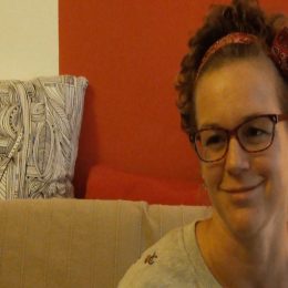 <strong>Edita si neuměla představit, že by byla v invalidním důchodu.</strong> <br>A vy jste chodila do práce? Ne, já jsem byla na rodičáku. A jsem pořád. Takže to docela dobře vyšlo, že jsem nemusela nic řešit, nějakou nemocenskou, nemusela jsem řešit vycházky a tak. Žádný invalidní důchod jste nemusela řešit? Neřešila. Teď jsem jako přemýšlela, nebo mi někdo říkal, ať si to třeba zjistím. Protože s mojí profesí fyzioterapeuta bych neměla namáhat tu ruku. Ale já asi nechci, já prostě nechci být invalida, i když bych měla třeba peníze nějaké, ale nechci. Tak vás to ani nějak finančně nezasáhlo, ta nemoc? Ne, protože jsem byla na rodičáku, pořád jsem brala stejné peníze. Musela jsem teda. Já jsem měla dvě klientky, ke kterým jsem chodila cvičit. Tak s těmi jsem skončila. Ale to byl jakoby můj přivýdělek, pro moje osobní účely. Takže ne, vůbec.