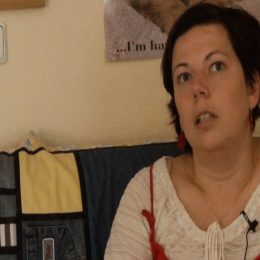 <strong>Naďa byla před onemocněním v zahraničí, zjistila, že o invalidní důchod může žádat nejdříve půl roku od onemocnění.</strong> <br>Já jsem dělala vlastně au-pairku, když jsem to zjistila, au-pairku v zahraničí. Což vlastně není oficiálně práce, takže jsem oficiálně byla nezaměstnaná. Nebyla jsem teda na nemocenské, nic. A teď co, že jo. Takže jsem si zjistila, že. Nebo zjišťovala jsem si podmínky toho invalidního důchodu. Protože to je přece jenom dlouhodobá léčba, dlouhodobá nemoc. A na dlouhodobou nemoc to je spojené s tímhle. Moje doktorka říkala: „No, hele.“ To vlastně tenkrát jsme si ještě netykaly. My, jak jsem tam byla často pak, pro různé žádanky a takovéhle, anebo kontroly, tak jsme si pak nějak začaly tykat. I když to byla paní přes 60, tak jsme si začaly tykat. A teďka říkala: „No, heleďte se, tady bude posudková zrovna ve středu (nebo já jsem tam možná byla v ten den), tak si chvilku počkejte, za chvilku tady je a můžete se jí zeptat.“ Posudková lékařka přímo ze sociálky. A ta mi říkala: „No, my jako nemůžeme to dát dřív jak po půl roce. Pokud není člověk nemocný půl roku aspoň.“ Tak ať si zažádám po tom půl roce. A já už teda měla myslím sepsanou žádost. A pak jsem si uvědomila, že je to jenom žádost a já můžu kdykoli zažádat znova. Takže tu žádost jsem nechala nakonec běžet.  Sepsala jste žádost.  Tak jsem tu žádost přece jenom podala, a říkala jsem, že když mi ji zamítnou, tak prostě za ten půl rok, jak mi doporučovala ta posudková, zažádám znova. Tam nebylo nějak omezené, že člověk musí třeba až po nějaké době žádat znova. Tam člověk může furt dokolečka žádat znova. Tak jsem to nechala běžet, tu žádost, a spadala jsem vlastně přímo pod tuhle posudkovou, s kterou jsem mluvila, a vlastně jsem to měla přiznané. Takže jsem sice v léčbě byla od srpna, ale měla jsem to od října přiznané. Takže od října 2010 jsem byla v invalidním důchodu.