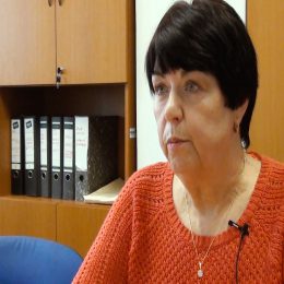 <strong> Marie B. si invalidní důchod vyřizovala sama, během posudkového řízení se setkala s nevhodným zacházením. <strong> <br> Já jsem byla rok na nemocenské, pak jsem šla do plného invalidního důchodu. A ten jste měla jak dlouho? Ten jsem měla, já nevím, asi 4 roky, nebo tak nějak určitě. A po těch 4 letech máte částečný? Částečný, ano. Kdo vám pomáhal vyřizovat invalidní důchod? Jak to bylo? To jsem si musela vyřídit já sama. Musela jsem jít k své obvodní doktorce a přes ni jsem si to musela vyřídit. Posudková komise, která hodnotila, jestli teda do toho invalidního důchodu půjdu, nebo nepůjdu, tak oni uznali, že půjdu. A potom chodíte každý rok nebo každé 2 roky – záleží, jak u koho – na tu posudkovou komisi, kde vám řeknou, jestli ještě na ten invalidní důchod máte, nebo nemáte, nebo jestli vám dají částečný úvazek. A jako byli. Řeknu vám, pomalu že jsem měla větší strach jít na tu posudkovou komisi než k onkologickému lékaři. Opravdu jo. Protože nevím, jak v kterých krajích, ale u nás teda jednali s námi šíleně. Bylo to pro mě hrozně stresující. A i to jednání bylo hrozně stresující. Co se tam dělo? Určitě vás neprohlíží odborník, který by vás prohlížet měl. Takže mně se jednou třeba stalo, že prostě mě ten odborník, nebo teda ten posudkový lékař nechal svlíknout do půli těla a řekl mi, že on měl 2 infarkty, a taky pracuje, a že nevidí důvod, proč já bych teda měla mít plný invalidní důchod. Prostě jste si připadala děsně ponížená, děsně ublížená. Takovým způsobem se s lidmi nejedná. Pokud se mnou jedná slušně, já se teda snažím být taky slušná a přeju mu to. Ale jestli oni s vámi jednají jako s nějakým hadrem, nebo jako že byste si tu nemoc zavinila sama, tak to je šílená věc. A rozhodně by se posudkoví lékaři měli chovat k lidem úplně jinak, než se teda chovali ke mně. A nejenom ke mně. Pokud já vím, tady u nás. A další věc je, že ti posudkoví lékaři už byli dávno v důchodu. A třeba ještě, já nevím, měli k důchodu přivýdělek. A že posudkových lékařů je určitě málo. Setkala jsem se i teda s výbornou paní doktorkou na posudkové komisi, která tuto nemoc také prodělala, a ta se ke mně chovala úplně jiným způsobem. Takže záleží hrozně na lidech, s kterými se potkáte, jak u lékaře, tak u posudkové komise, tak třeba i když jdou lidi si vyřídit něco na sociálku. Protože ta nemoc vezme lidem někdy i zaměstnání a oni potřebujou si vyřídit nějaké věci. A měl by s nimi všude někdo chodit, podle mě. Pokud se na to necítí jak psychicky, tak fyzicky, tak určitě.