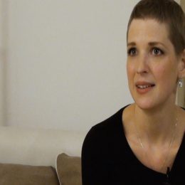 <strong>Lence A. chyběly informace o možnostech finanční pomoci během nemoci. <strong> <br> Jak jste byla finančně zajištěná během nemoci? Samozřejmě tím, že manžel byl na paragrafu docela často, tak ten příjem se jakoby o dost snížil, ale vlivem těch informací, které jsem si načetla, a vlivem té skupinky nebo těch skupin, do kterých jsem se dostala, jsem se dozvěděla, že mám nárok na invalidní důchod. Což nezaznělo vůbec z úst žádného doktora, sestřičky, nikde to nebylo na onkologii vyvěšené. Nikdo mi nedal brožurku, na co mám nárok. To jsou všechno věci, které jsem si musela zjišťovat sama. Což jsem si kolikrát říkala: „Já vytvořím ten leták a půjdu ho tam prostě nalepit.“ Protože i třeba při té chemoterapii, když jsme se bavili s pacientkami, tak většina z nich to nevěděla a říkaly: „A myslíš si, že i já bych měla jako nárok?“ A o tom nároku nevěděl ani můj praktický doktor, ač třeba určitě jinak ví téměř všechno, ale prostě zrovna s tím se nesetkal. A říkal: „Vy na to asi nebudete mít nárok, vy máte mateřskou dovolenou nebo rodičovskou dovolenou.“ Ale na to nárok je. Takže jsem si vyřídila invalidní důchod, trvalo to hrozně dlouho, než mi to schválili, než zaujali nějaké stanovisko a schválili mi 3. stupeň, vlastně ten nejvyšší, na rok. A vyplatili ho i zpětně, což nějakým způsobem něco pokrylo. Ale těch možností je víc, jsou tady i různé nadace, které pomáhají onkologickým pacientům, třeba Dobrý anděl a podobně. Takže dá se prostě. A určitě ten příjem je vždycky pro onkologické pacienty nebo pro rodiny těch onkologických pacientů daleko nižší než předtím. A je jedno, jestli. Nebo jedno to asi není, ale je nižší vždycky, i když jste na mateřské, i když pracujete. A najednou nepracujete, tak se propadne. Takže bych se nestyděla požádat nějak o pomoc nebo o ten důchod. A jakoby nám to hodně pomohlo. Měla bych ho mít do ledna, takže ještě nějakou dobu ho budu čerpat a potom asi už ne, ale pak už nebude asi potřeba.