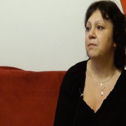 <strong>Podle Moniky C. má každý právo rozhodnout se podle sebe. <strong> <br> Myslím si, že je na každém člověku, jak se k tomu postaví, a když nebude chtít bojovat, tak je to jeho rozhodnutí a nikdo nemá právo mu říkat: „Máš tady rodinu, máš tady toho a toho.“ Nikdo nemá to právo, protože nikdo není v té situaci a nemůže vám říkat, co máte dělat. Někdo prostě tu sílu nemá nebo v tom nevidí smysl, takže určitě jde říct jediné: „Dejte těm lidem. Nebo lépe, dejte každému člověku svobodu rozhodnutí.“