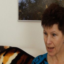 <strong>Zuzka mluví o tom, jak si navodit humor. <strong> <br> Mít víc radosti, existuje i spoustu technik, jak si navodit ten vlastní humor, a moje doporučení je smetáková terapie. Vzít násadu od smetáku nebo smeták samotný, dát ho takhle za záda a chviličku vydržet. A když náhodou pak smeták dáte stranou, tak tady, jak jsou takové ty provázky, tak je takhle jako dát za ty uši a vydržet minutu a koukat na sebe do zrcadla. Člověk si připadá jako úplné pako, ale když fakt vydržíte minutu, zkuste to někdy, tak ten humor přijde. A humor je součástí života a měl by být častější. Takže to je takové to vzkázání i profesionálům, i nemocným s jakoukoliv diagnózou, aby ten humor do života zařazovali. A občas pochválili, když ten druhý je nepochválí, tak pochválit sama sebe.