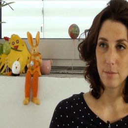 <strong>Prevence je podle Lucie velmi důležitá.</strong> <br>Co tě napadne, když se řekne karcinom prsu?  Prevence. Že je to to nejdůležitější, co člověk pro sebe může dělat. Hlavně ty mladé ženy. Že to je hodně důležité, šířit povědomí lidí o tom, že nejdůležitější je prevence a že si tím můžou zachránit život. Já jsem asi fakt měla štěstí, protože jsem sama byla taková hodně nezodpovědná. I když jsem na kontroly chodila, tak můžeš narazit na doktorku, která se splete. To se stane i v těch nejlepších nemocnicích, ale víceméně prostě jsem měla stejně štěstí, že to takhle všechno dopadlo, že se na to někdo podíval a že jsem nakonec teda v té nemocnici skončila, že se to celé třeba odebralo a podobně. Ale nejdůležitější podle mého názoru je opravdu prevence. A když jsem viděla – když jsme měli různě edukační programy, akce –, tak když jsem viděla, že tam chodí mladé holky, mladé ženy, a občas jsme tam řekli ten náš příběh nebo zkráceně, že v podstatě jsem třeba onemocněla ve dvaatřiceti letech. A úplně bylo vidět, že je to hodně překvapuje, a ony opravdu měly zájem o to, se naučit, jak si správně provést samovyšetření. Tak já jsem byla strašně ráda za to. Že nebo i tam přišli lidi, ženy občas, které řekly, že něco v tom prsu mají, a že se strašně bojí jít s tím. Tak jsem se jim snažila říct, že tomu rozumím, ale že to rozhodně nezmizí. Že to povede k horšímu, takže čím dřív se půjde. A doufám, že šly na to vyšetření potom. Myslím si, že tohle je teďka to nejdůležitější šířit. Prostě to povědomí o té prevenci.