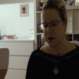 <strong>Zuzana doporučuje ostatním nedělat radikální změny v životním stylu. <strong> <br> Co bych jim vzkázala? Že vím, že je to pro ně určitě velký šok, že vím, že to bude hrozně, jako ne hrozně, moc těžké období pro ně i pro celou jejich rodinu, a že věřím, že to zvládnou, že věřím, že dostanou tu léčbu, kterou mají dostat, a hlavně ať tu léčbu neodmítají. Zatím v dnešní době není nic jiného fungujícího na vyléčení než ta léčba, a ať i koukají, aby byli na dobrém místě, kde se oni cítí dobře, že jim to dává ten pocit klidu a pohody. Samozřejmě že můžou dodržovat k tomu zdravý životní styl nebo změnit ten svůj, co změnili, že třeba nedodržovali, tak ať začnou, ale ať prostě mají víru, že to zvládnou. Co takovým lidem jako říct, když jsou v téhle těžké situaci. Já už nejsem zastáncem toho, že ten, kdo kouřil, má skončit a ten, kdo pil alkohol, má přestat pít alkohol, myslím si, že i při té léčbě se dá dodržovat trochu zdravý jídelníček rozumně. Nechci, aby se uzavírali do sebe. Ale aby se stýkali s lidmi, aby měli přátele, se kterými budou zažívat i při té léčbě radostné okamžiky, protože je to pro ně hrozně důležité.