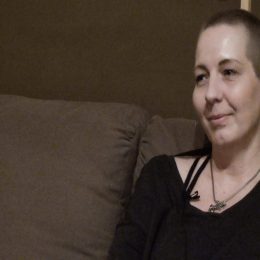 <strong>Kačka ostatním ženám vzkazuje, aby v tom nebyly samy. <strong> <br> Co byste ráda vzkázala lidem, kterým právě byl diagnostikován karcinom prsu nebo rakovina? Aby v tom nebyli sami. Že je vždycky asi dobré najít si někoho, kdo si tím buď prošel, nebo si tím prochází, nebo minimálně o tom něco ví, nebo měl někoho ve svém okolí, a rozhodně v tom nebýt sami. Taková je moje zkušenost. Znám taky teda člověka, který se nesvěří jen tak nikomu a spoustu lidí to o něm neví, ale já si myslím, že to není ta správná cesta úplně, s tím bojovat sám. Můžeme se snažit, ale vždycky pomůže, když to aspoň někdo bude vědět, rozhodně bych doporučila obrátit se na jakoukoliv alianci žen s rakovinou prsu nebo na Bellisky, na internetu, na (sociální síti) prostě všude, myslím si, že se dá hodně nakontaktovat. Tak to je asi tak jakoby jediné, nebýt v tom sám, pomáhá o tom mluvit. Pomáhá se svěřit a dělat něco společně, mít nějaký společný zájem, vidět, že na to opravdu ten člověk není sám.