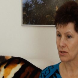 <strong>Zuzka tvrdí, že se nesmíme bát říct si o pomoc. <strong> <br> Že se to dá zvládnout a že tu pomoc, když to opravdu vysloví, tak ona k němu přijde. A že se taky my máme naučit si o tu pomoc říct, protože někteří lidé neví, jak jednat s onkologickým pacientem. Moje kamarádka tenkrát za mnou přišla do nemocnice, ale její manžel nechtěl, protože jsem měla rakovinu. Aby na něj třeba nepřeskočila. Anebo se mu mohlo stát, že to mohl prožívat, protože maminka to měla taky. A pamatuju si, že když jsme tenkrát přišli k nim a bylo: „Ahoj, jako ty nenalejváš, nebo co?“ Rozumíte, on nevěděl, jak se se mnou může bavit, jako kdo jsem, co jsem. Jestli to nepřeskočí. Takže ti lidé to neví, ale my jim můžeme pomoct v tom, že jim řekneme, co chceme. Ale to taky často neumíme.